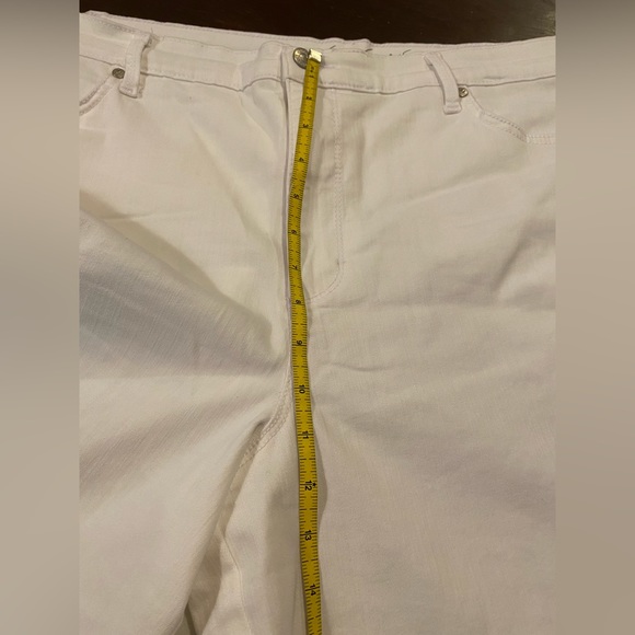 WOMEN’S Gloria Vanderbilt White Button Up Slimming Shorts Size 18 - Picture 7 of 7